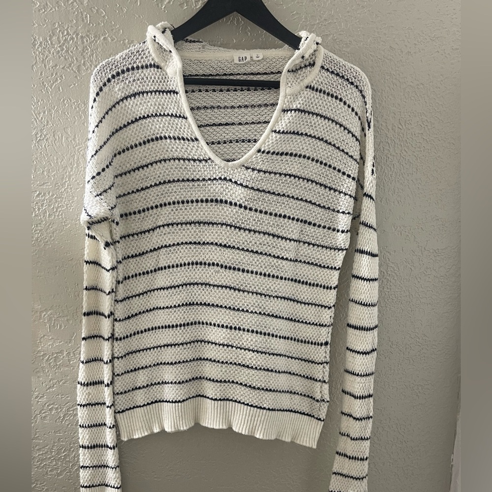 GAP V-Neck Sweater‎ Hoodie - Navy and Cream Stripes Size medium